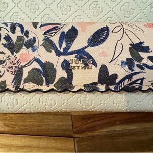 Guess Floral Patterned Wallet